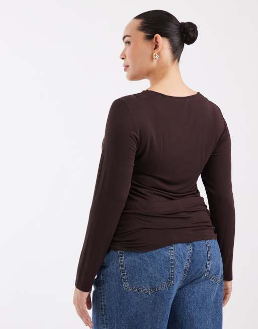 Vero Moda Curve langærmet top med blondedetalje og v-hals i chokoladebrun, 4 af 4