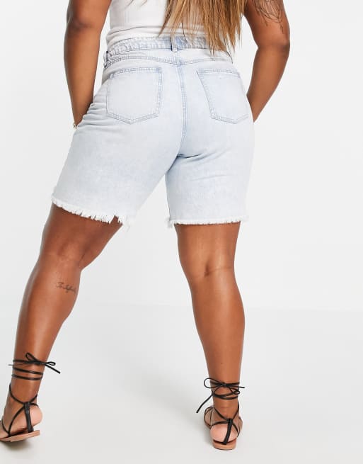 Vero Moda Curve - Longline denimshorts i bleget vask med slidt kant, 2 af 4