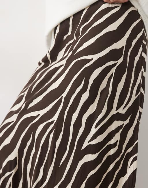 Vero Moda Curve mid rise satin maxi skirt in chocolate zebra print, 5 of 5