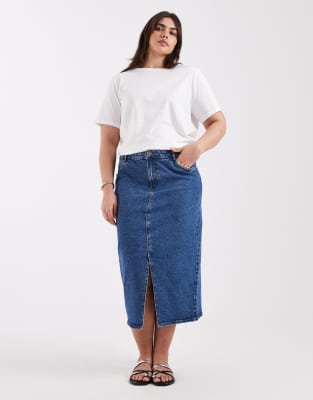 Vero Moda Curve - Midi-Jeansrock in mittelblauer Waschung mit Schlitz vorne