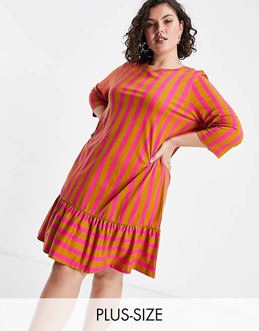 Vero Moda Curve - Mini-smock-kjole i brunt print