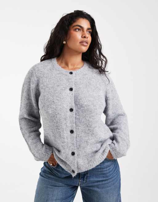 Vero Moda Curve mjuk fluffig stickad tröja med rund halsringning i gråmelerad, 3 av 4