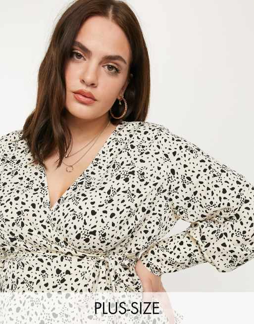 Vero Moda Curve – Nakrapiana kopertowa bluzka w beżowym kolorze