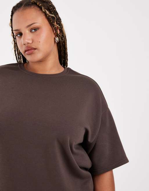 Vero Moda Curve – Czekoladowobrązowy zestaw dresowy oversize: T-shirt i wiązane w talii joggersy z szerokimi nogawkami, 2 z 3