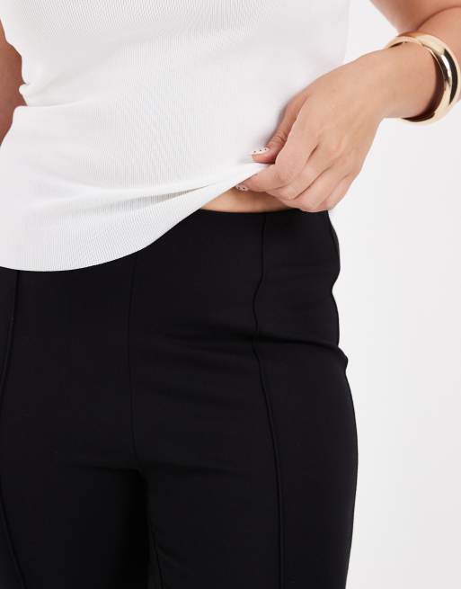 Vero Moda Curve - Pantalon évasé sculptant en tissu stretch à taille haute et pinces sur le devant - Noir, 5 de 5