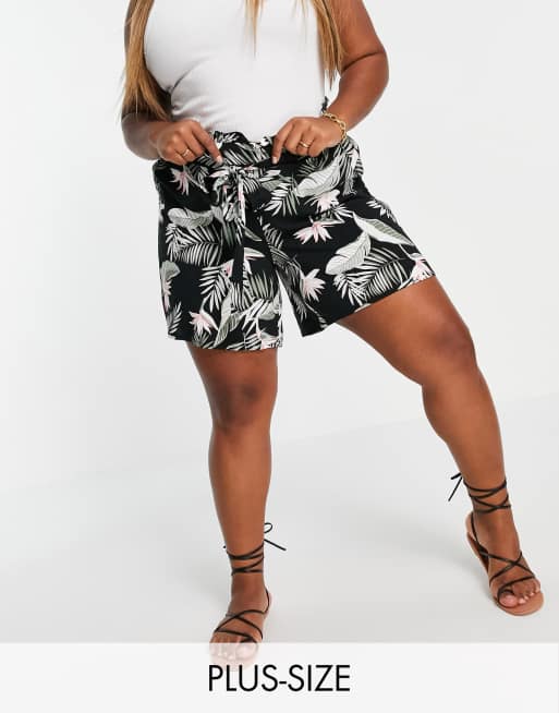 Vero Moda Curve - Pantaloncini con stampa tropicale, colore nero