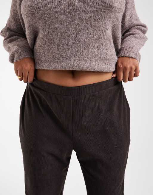 Vero Moda Curve pantalones acampanados elásticos en marrón chocolate, 3 de 5
