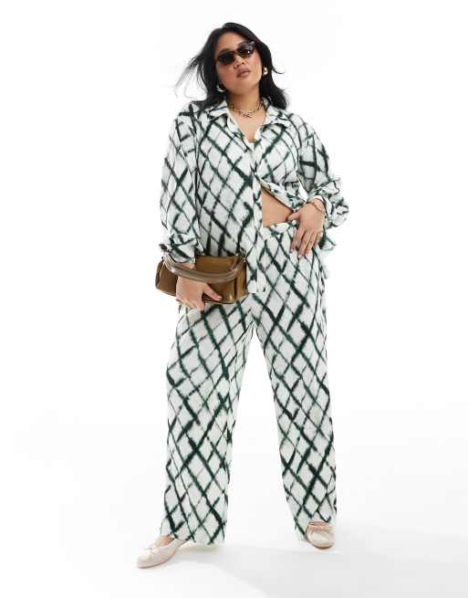 Vero Moda Curve - Coordinato con camicia plissé e pantaloni a fondo ampio a quadri tie-dye, 3 di 3