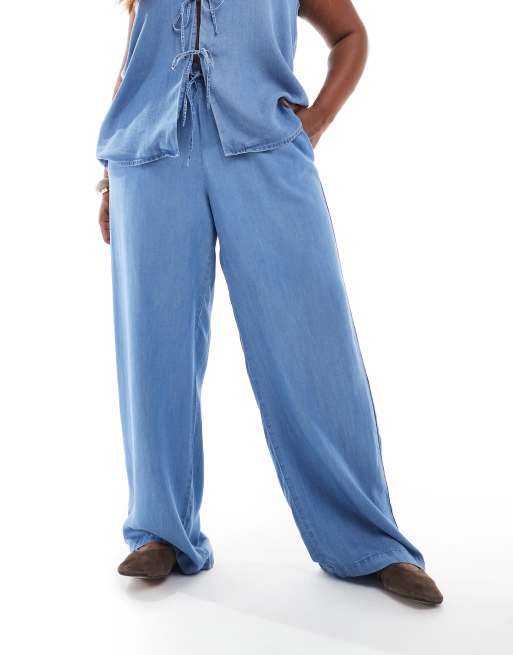 Vero Moda Curve - Pantaloni a fondo ampio blu in chambray fluido in coordinato, 2 di 5