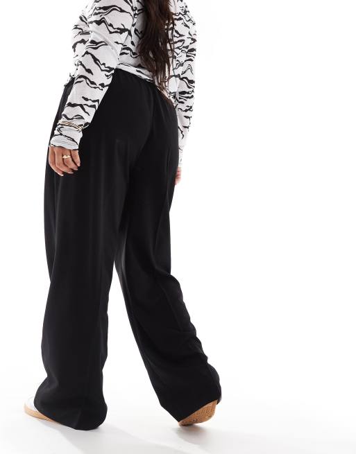 Vero Moda Curve - Pantaloni dad neri in jersey crêpe con pieghe sul davanti, 2 di 5