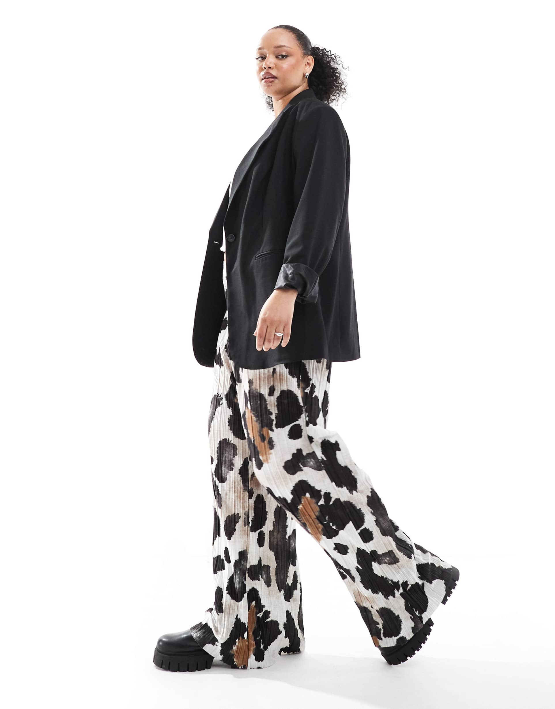 vero moda curve plisse wide leg pants in abstract cow print