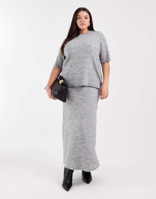 Vero Moda Curve – Zestaw z prążkowanej dzianiny w szarym melanżowym kolorze: top z krótkim rękawem i spódnica midi, 3 z 3