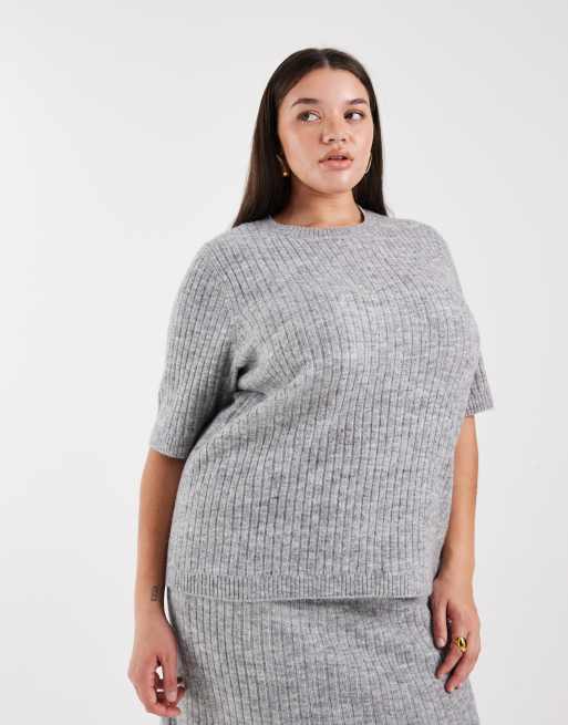 Vero Moda Curve – Zestaw z prążkowanej dzianiny w szarym melanżowym kolorze: top z krótkim rękawem i spódnica midi, 2 z 3