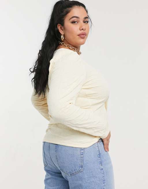 Vero Moda Curve - Råhvid slå-om-top med pufærmer og knapdetalje, 2 af 4