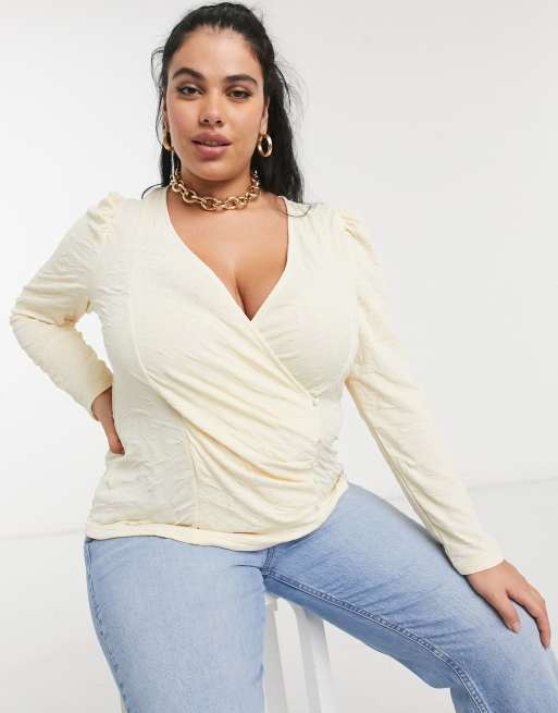 Vero Moda Curve - Råhvid slå-om-top med pufærmer og knapdetalje, 3 af 4
