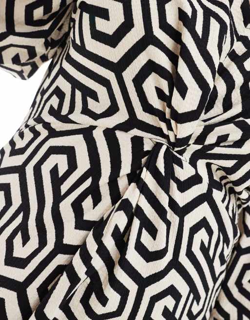 Vero Moda Curve - Robe longue à imprimé abstrait avec détail noué à l'avant - Noir/blanc, 3 de 4