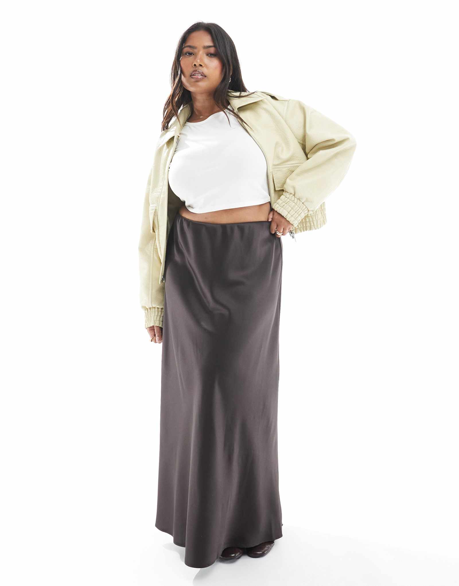 Атласная юбка миди с уклоном Vero Moda Curve шоколадного цвета