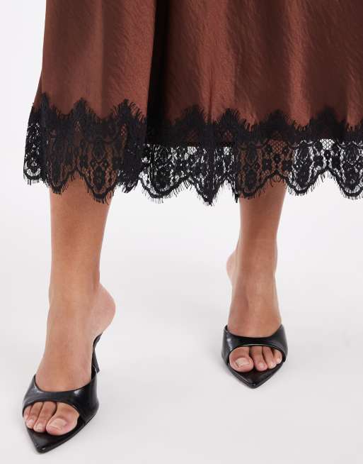 Vero Moda Curve Satin-Midirock mit Spitzendetails am Saum in Braun, 5 von 5