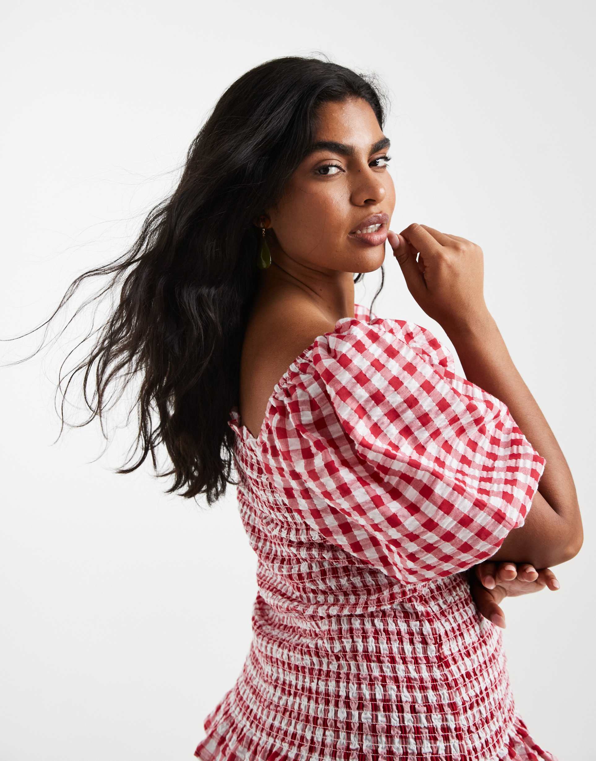 vero moda curve shirred bodice puff sleeve crop top in red gingham print
