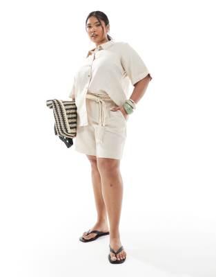 Vero Moda Curve - Shorts in Hellbeige mit Bindegürtel, Kombiteil-Neutral