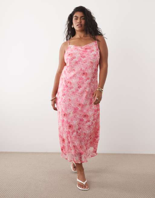 Vero Moda Curve – Smilla – Rosa, blommig midiklänning i chiffong med draperad ringning och smala axelband, 2 av 4