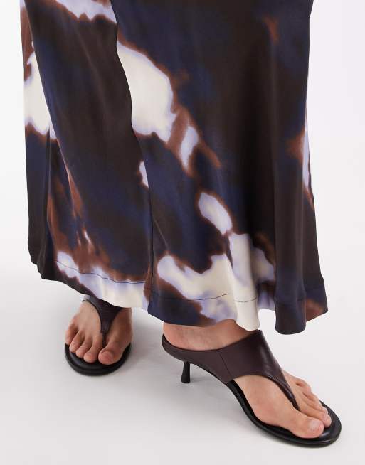 Vero Moda Curve spódnica maxi z satyny z asymetrycznym stanem w brązowy akwarelowy wzór, 3 z 5