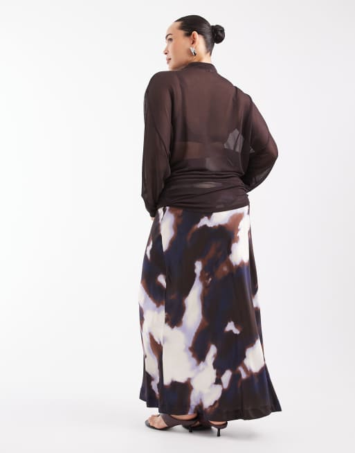 Vero Moda Curve spódnica maxi z satyny z asymetrycznym stanem w brązowy akwarelowy wzór, 4 z 5