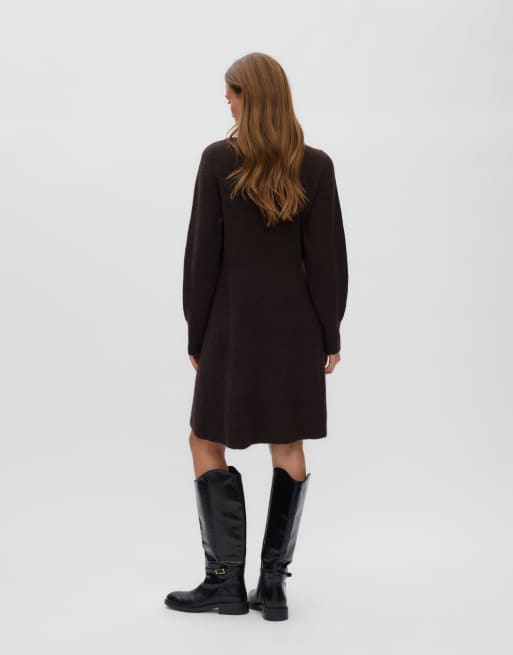 Vero Moda Curve stickad klänning i chokladbrun, 2 av 5