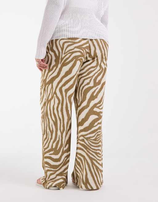 Vero Moda Curve – Strukturierte Jersey-Hose in Birke mit abstraktem Muster und weitem Bein, 3 von 5