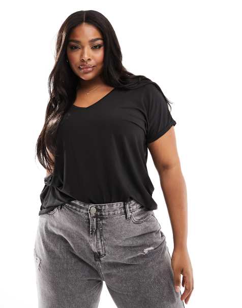 Vero Moda Curve – T-Shirt in Schwarz mit V-Ausschnitt - view 1
