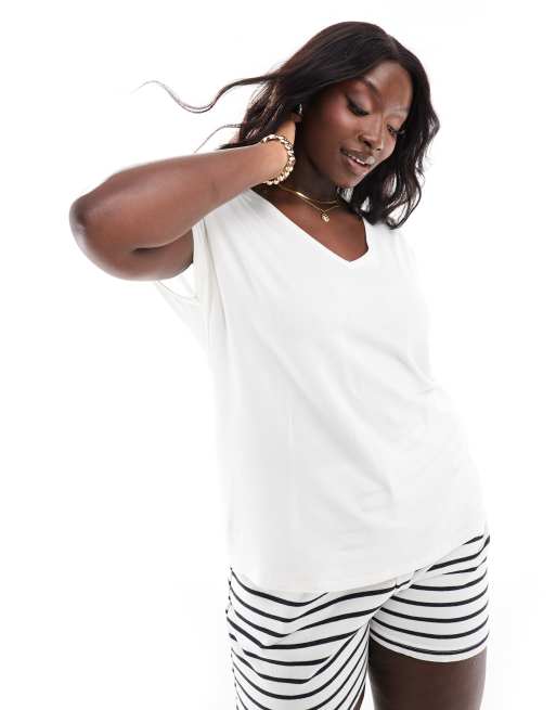 Vero Moda Curve – T-Shirt in Weiß mit V-Ausschnitt