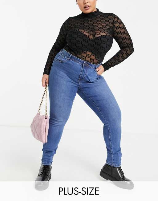 Vero Moda Curve – Tanya – Eng geschnittene Jeans in verwaschenem Mittelblau