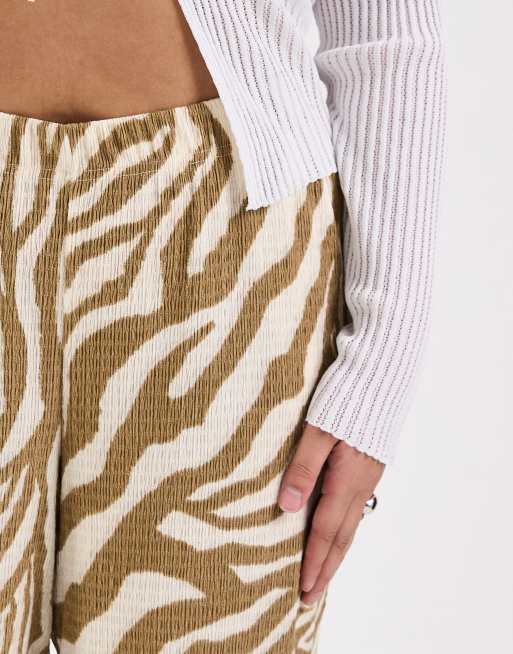 Vero Moda Curve - Teksturerede jerseybukser med brede ben og abstrakt beige print, 4 af 5