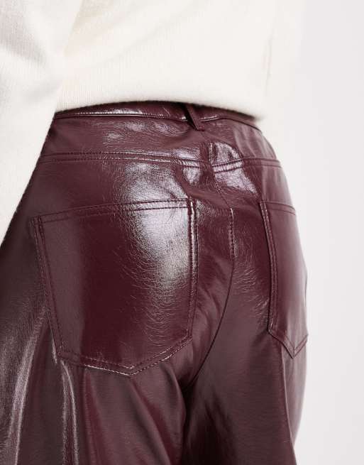 Vero Moda Curve – Tessa – Vinröda byxor i vinyl med vida ben och hög midja, 4 av 5