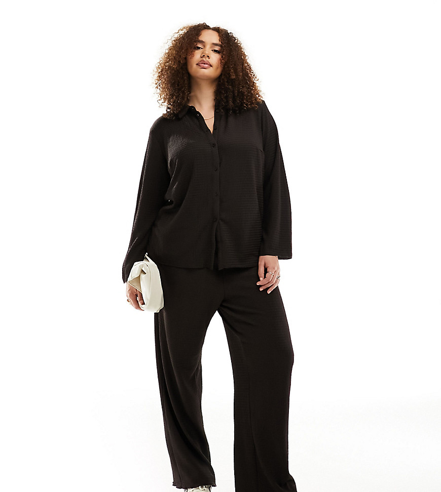 Tops by Vero Moda Curve Part of a co-ord set Trousers sold separately Spread collar Button placket Long sleeves Regular fit
