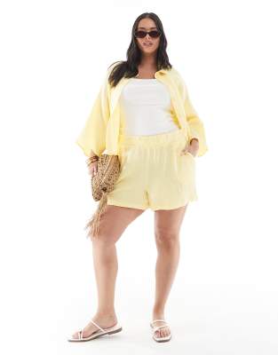 Vero Moda Curve - Texturierte Shorts in Pastellgelb, Kombiteil
