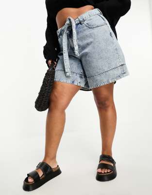 Vero Moda Curve tie waist denim shorts in light washed blue