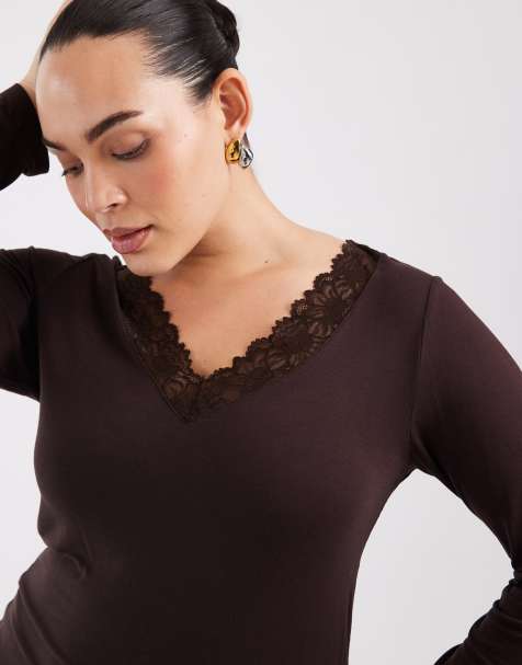 Vero Moda Curve top z długim rękawem, koronkowym detalem i dekoltem w serek w kolorze czekoladowego brązu - view 1