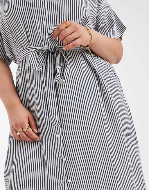 Vero Moda Curve - Vestito camicia midi blu navy e bianco a righe con cintura allacciata, 4 di 4