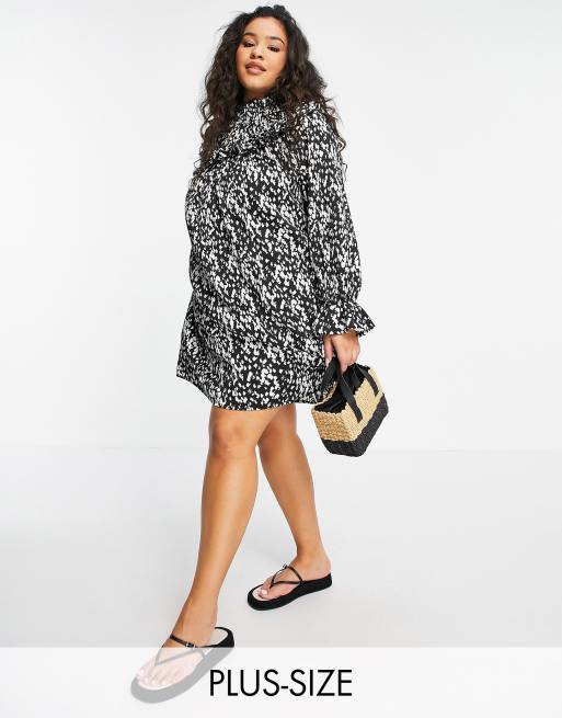 Vero Moda Curve - Vestito grembiule corto con dettaglio con volant nero con stampa a macchie