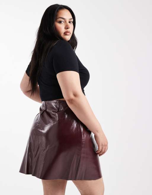 Vero Moda Curve – Vinröd minikjol i vinyl, 2 av 5