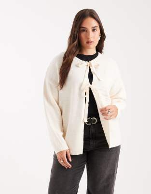Vero Moda Curve - Vorne gebundene Jacke in Cremeweiß