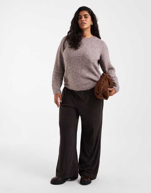 Vero Moda Curve weicher, flauschiger Strickpullover mit Rundhalsausschnitt in Fossil-Melange, 2 von 4