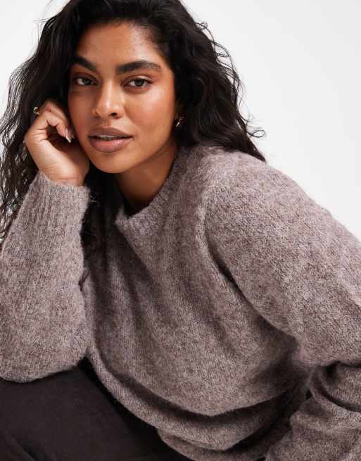 Vero Moda Curve weicher, flauschiger Strickpullover mit Rundhalsausschnitt in Fossil-Melange, 3 von 4