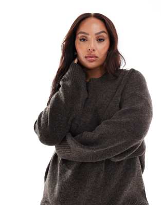 Vero Moda Curve - Weicher Oversize-Pullover in meliertem Schokobraun mit O-Ausschnitt