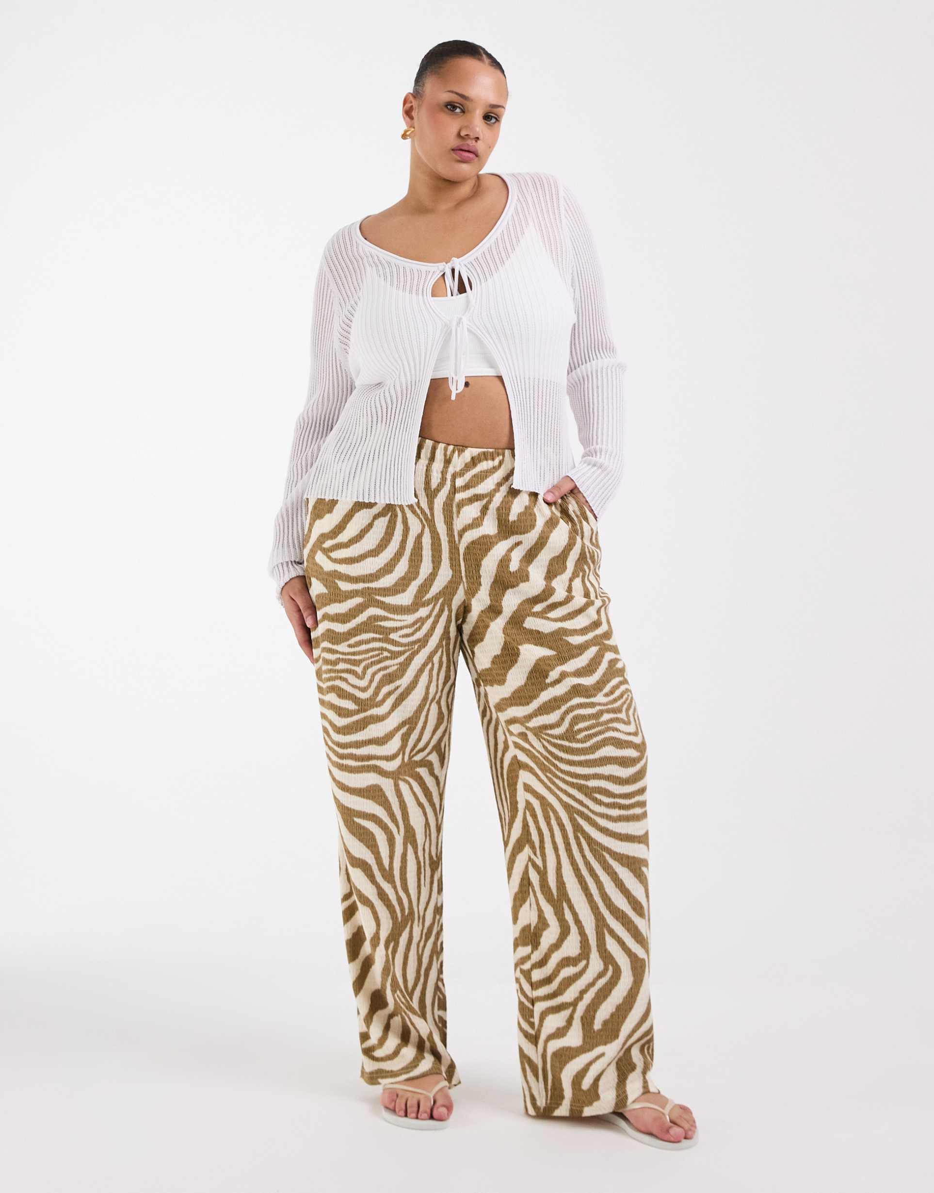vero moda curve wide leg textured jersey pants in birch abstract print