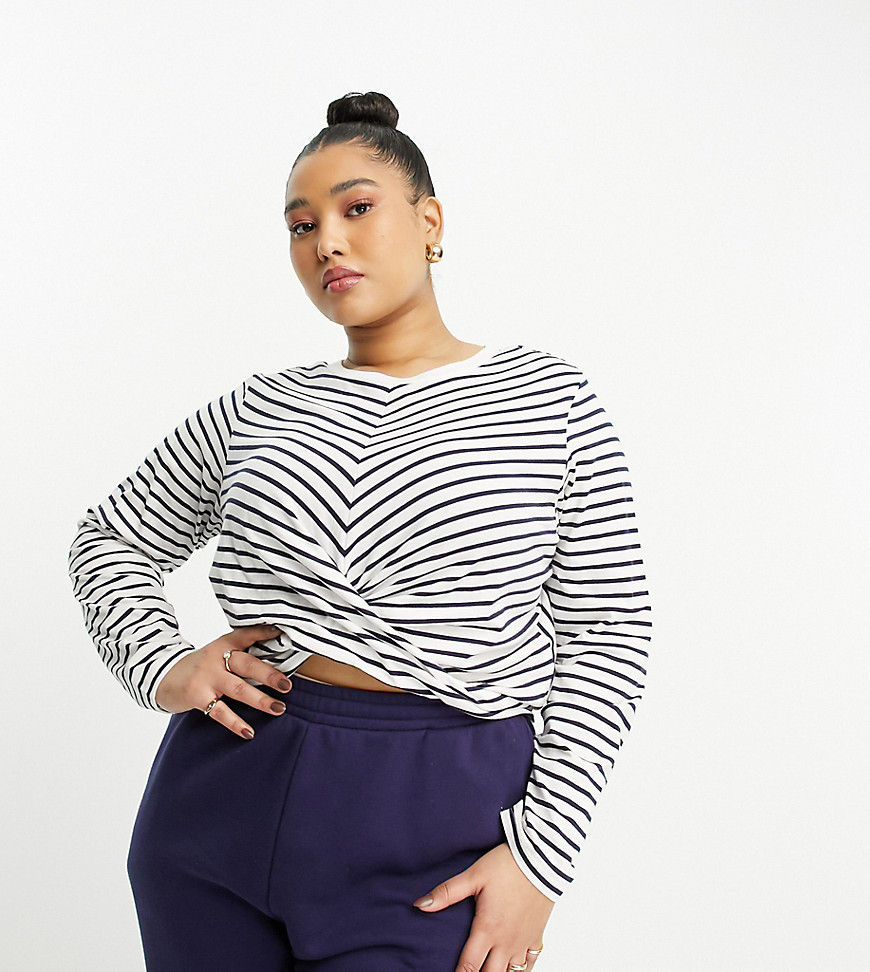 Tops by Vero Moda Curve On-the-daily dressing Crew neck Long sleeves Twist detail Regular fit