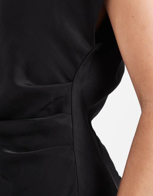 Vero Moda – Czarna satynowa sukienka maxi z drapowanym dekoltem i krótkimi rękawkami, 2 z 4
