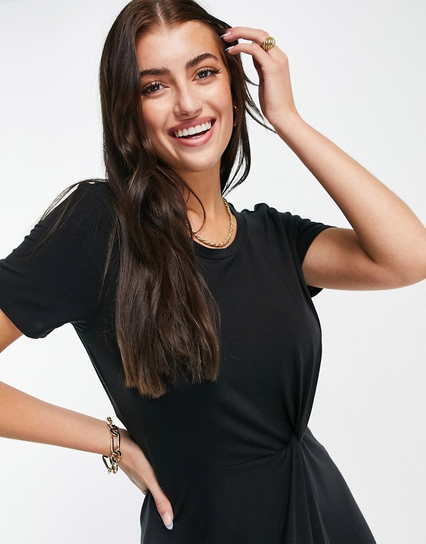 Vero Moda – Czarna sukienka T-shirtowa midi ze skręconym motywem ozdobnym Black Seksowny 