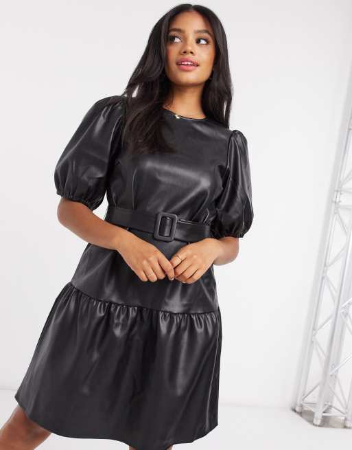 Vero Moda – Czarna sukienka z imitacji skóry z baskinką